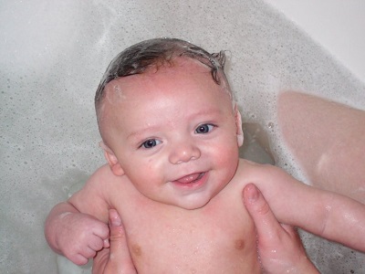 Elijah smiling in tub